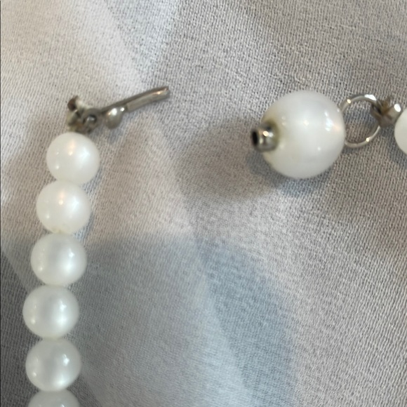 Vintage pair of white Moonglow necklaces - Picture 6 of 6